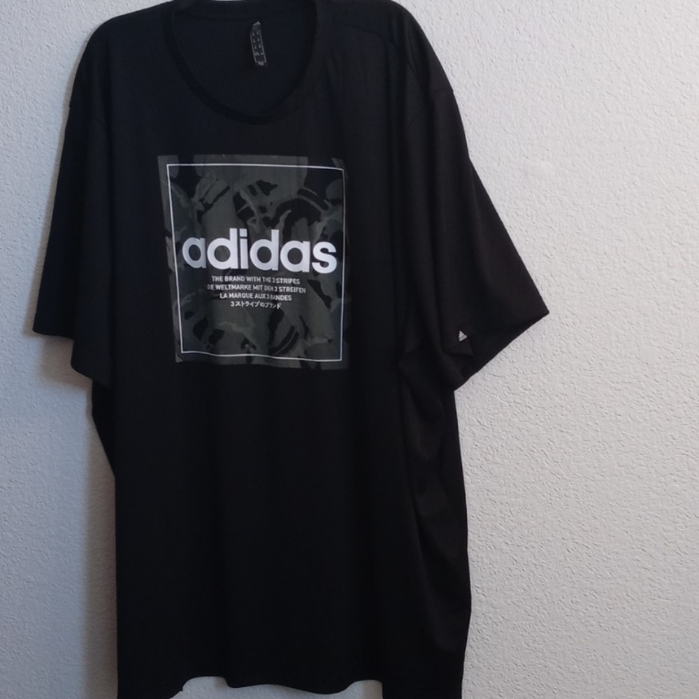 4xl Adidas black tshirt w/ camo logo